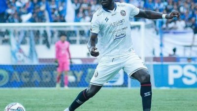 Striker baru Arema FC, Abel Camara dalam pertandingan melawan PSIS Semarang.