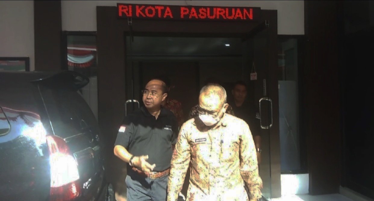 Tersangka BP selaku Lurah Gadingrejo saat digelandang ke mobil tahanan.