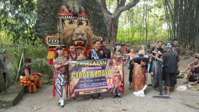 Pertunjukan kesenian Reog Ponorogo di Desa Sirigan, Kecamatan Paron, Kabupaten Ngawi Jumat (1/7/2022).