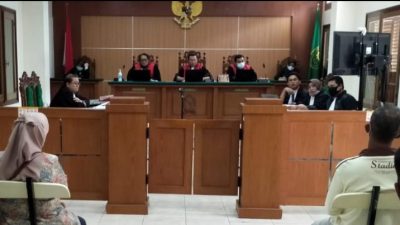 Suasana sidang pembacaan tuntutan terhadap dua terdakwa kasus pembunuhan di Toko Tembakau Lami di PN Kota Pasuruan.