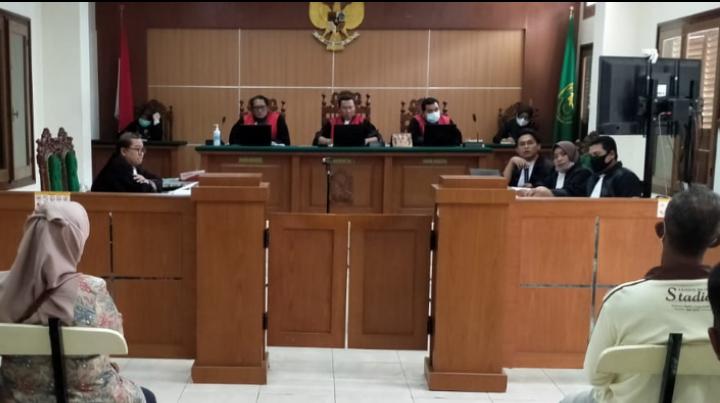 Suasana sidang pembacaan tuntutan terhadap dua terdakwa kasus pembunuhan di Toko Tembakau Lami di PN Kota Pasuruan.