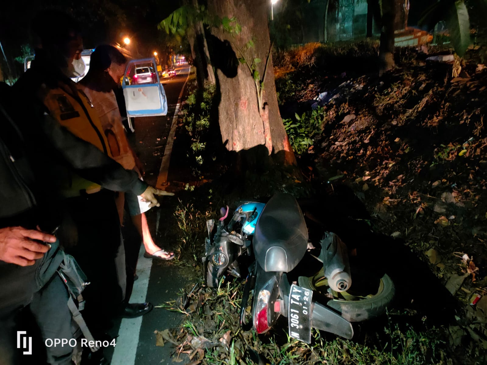 Petugas Unit Lantas Polsek Pandaan saat melakukan olah TKP kecelakaan ibu dan anak tabrak pohon di jalan raya Prigen Pandaan.