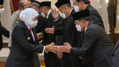 Gubernur Jawa Timur Khofifah Indar Parawansa ketika memberika selamat kepada Jajaran Komite Komunikasi Digital.