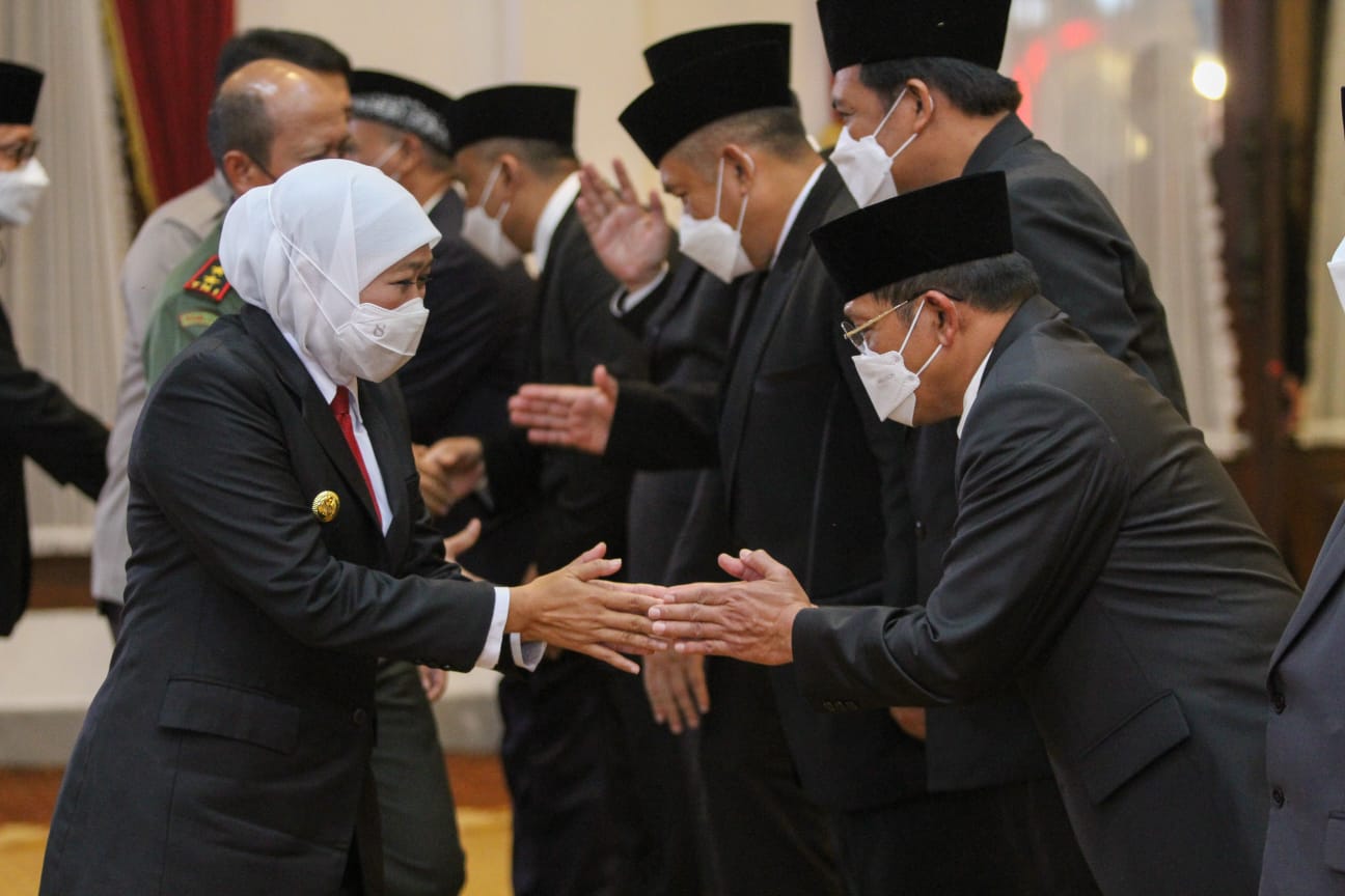 Gubernur Jawa Timur Khofifah Indar Parawansa ketika memberika selamat kepada Jajaran Komite Komunikasi Digital.