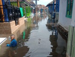 Banjir Rob Kembali Rendam 3 Kecamatan di Pesisir Pasuruan, Anak-Anak Dilarang Main di Pantai