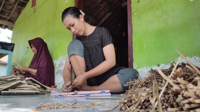 Perajin tusuk, Sate Sri Rejeki, bersama ibunya Sumarni yang tampak terampil mengolah batang bambu menjadi tusuk sate.