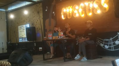 Dika Sri Pandanari, Herlianto. A, dan Fadhil Fathurochman saat acara bedah buku ‘Secangkir Kopi Filsafat’ di Cuscuss Cafe.