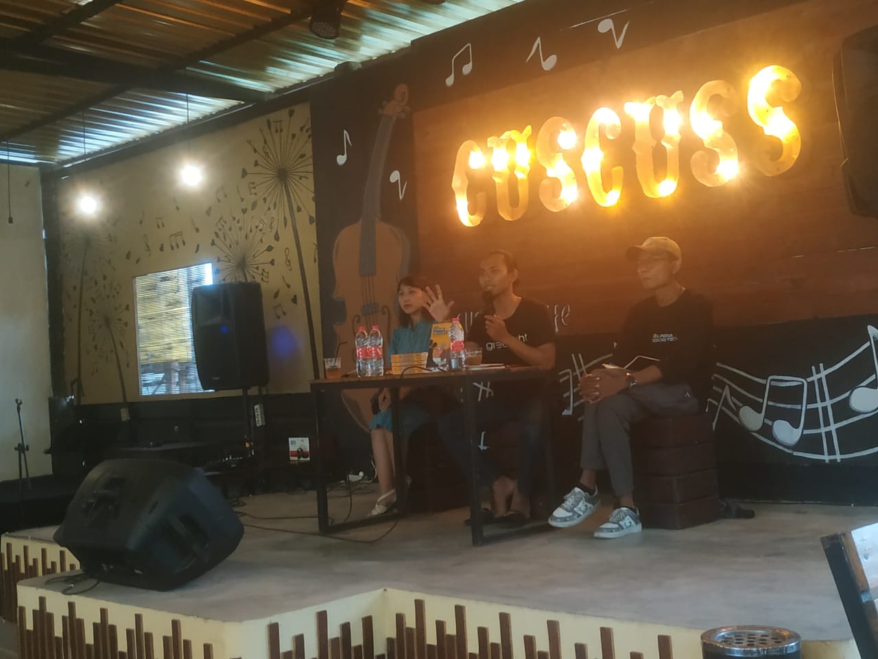 Dika Sri Pandanari, Herlianto. A, dan Fadhil Fathurochman saat acara bedah buku ‘Secangkir Kopi Filsafat’ di Cuscuss Cafe.