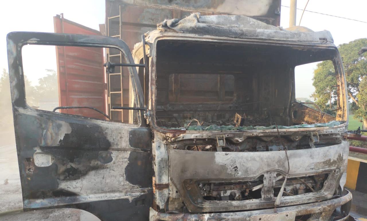 Truk Box Muatan Mie Instan dan Snack Terbakar di Tuban, Diduga Akibat Korslet 3 Truk box. (Foto: Polsek Widang/Tugu Jatim)
