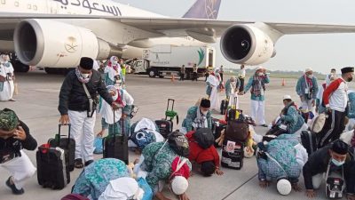 Jemaah haji Tuban yang turun dari pesawat terbang di Bandara Juanda, Surabaya, melakukan sujud syukur.