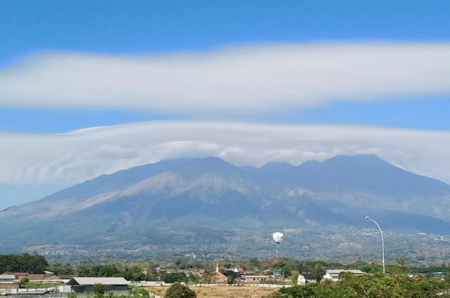 Gunung Arjuno. (Foto: Pinterest/Tugu Jatim)