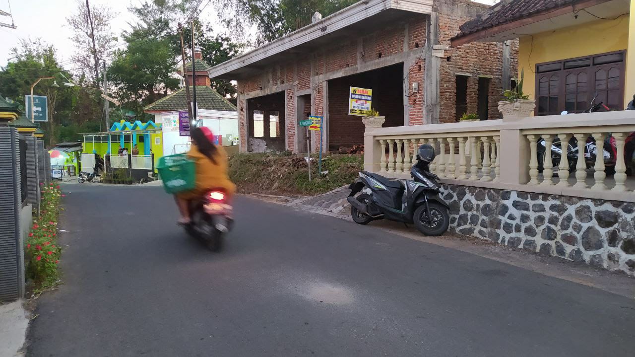 Lokasi kejadian penghadangan hingga penganiayaan seorang pria yang tak terima mantan istrinya menikah lagi di Jalan Gondorejo, RT 02 RW 11 Desa Oro-Oro Ombo Kota Batu.