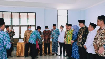 Belasan jemaah haji kuota cadangan berpamitan dengan sanak keluarganya di Kantor Kemenag Tuban sebelumnya bertolak ke tanah suci.