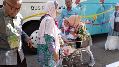 Penjemputan jamaah haji. (Foto: Mochamad Abdurrochim/Tugu Jatim)