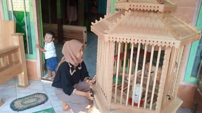 Endang calon mempelai putri yang memperlihatkan satu di antara seserahan barang dari mempelai pria.