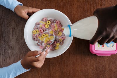 Minum susu. (Foto: Pexels/Tugu Jatim)