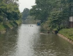 Aliran PDAM Kota Malang Mati Sepekan, Warga Wonokoyo Ngungsi Mandi ke Sungai Kalisari
