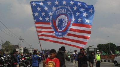 Aremania saat berkonvoi.