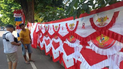 Pedagang bendera merah putih berjualan di pinggir Jalan Panglima Sudirman Kota Pasuruan.