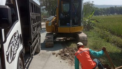 Pengerjaan perbaikan jalan Ahmad Yani yang menghubungkan Rengel- Gemblo Kabupaten Tuban mulai dikerjakan.