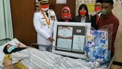 Wali Kota Pasuruan, Syaifullah Yusuf, saat memberikan sertifikat dan bingkisan kepada orang tua bayi Muhammad Atharrazka Ardy di RSUD Dt Soedarsono Kota Pasuruan.