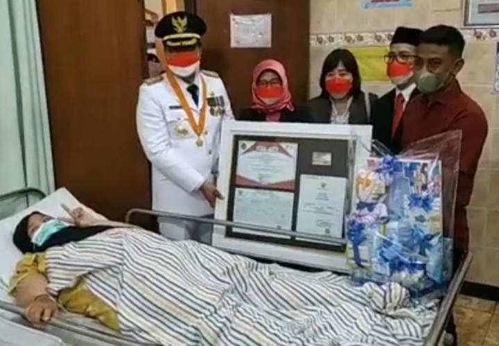 Wali Kota Pasuruan, Syaifullah Yusuf, saat memberikan sertifikat dan bingkisan kepada orang tua bayi Muhammad Atharrazka Ardy di RSUD Dt Soedarsono Kota Pasuruan.