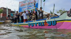 Suasana kemeriahan lomba balap perahu di pesisir Desa Wates, Kecamatan Lekok, Kabupaten Pasuruan.