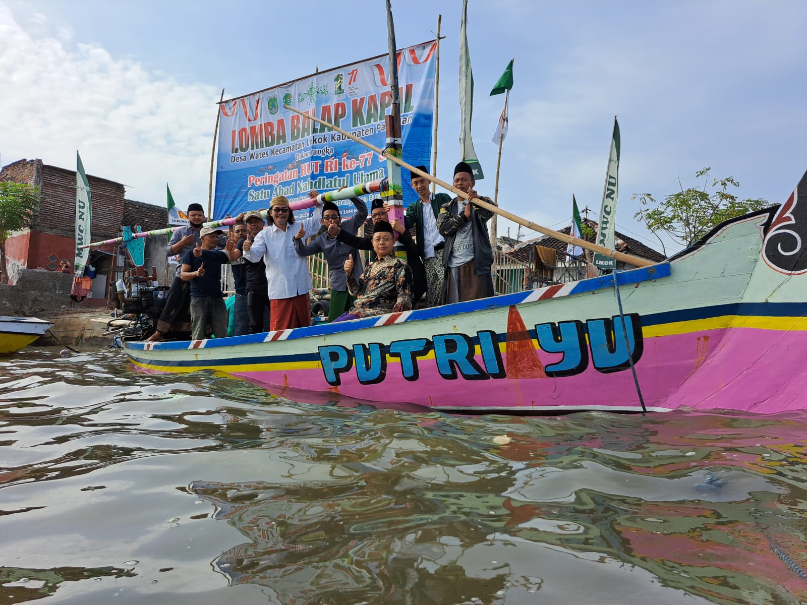 Suasana kemeriahan lomba balap perahu di pesisir Desa Wates, Kecamatan Lekok, Kabupaten Pasuruan.
