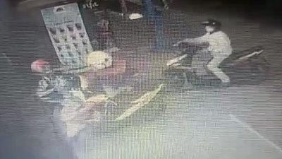 Aksi cepat komplotan maling motor terekam CCTV di toko swalayan Hamdalah di Kelurahan Tembokrejo, Kecamatan Purworejo, Kota Pasuruan.