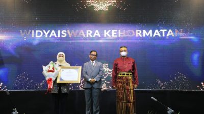 Khofifah Indar Parawansa (kiri), Gubernur Jatim, saat terima Widyaiswara Kehormatan di LAN RI Award 2022.