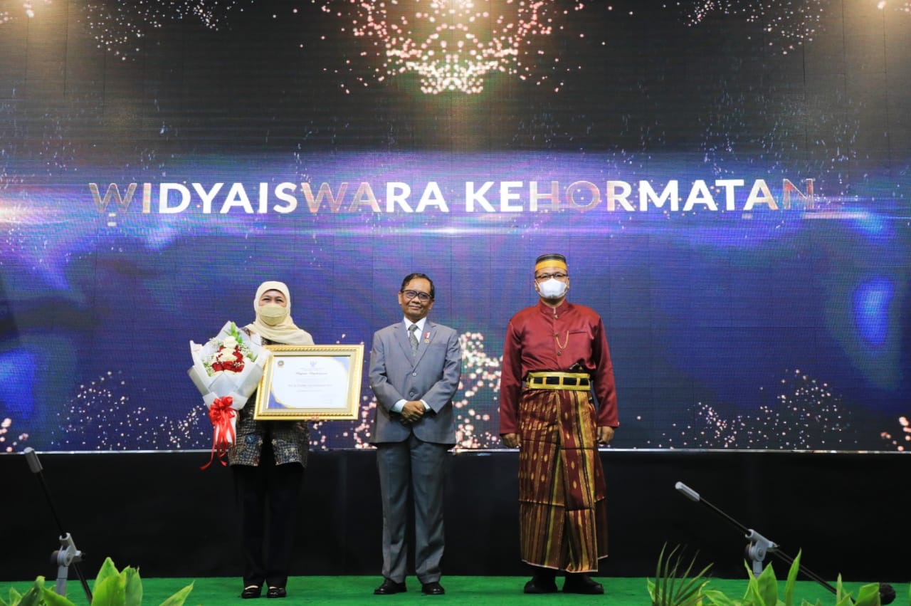 Khofifah Indar Parawansa (kiri), Gubernur Jatim, saat terima Widyaiswara Kehormatan di LAN RI Award 2022.