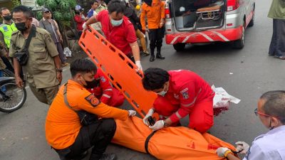 Evakuasi Korban penyebrang jalan oleh petugas PMI dibantu BPBD Kota Surabaya.