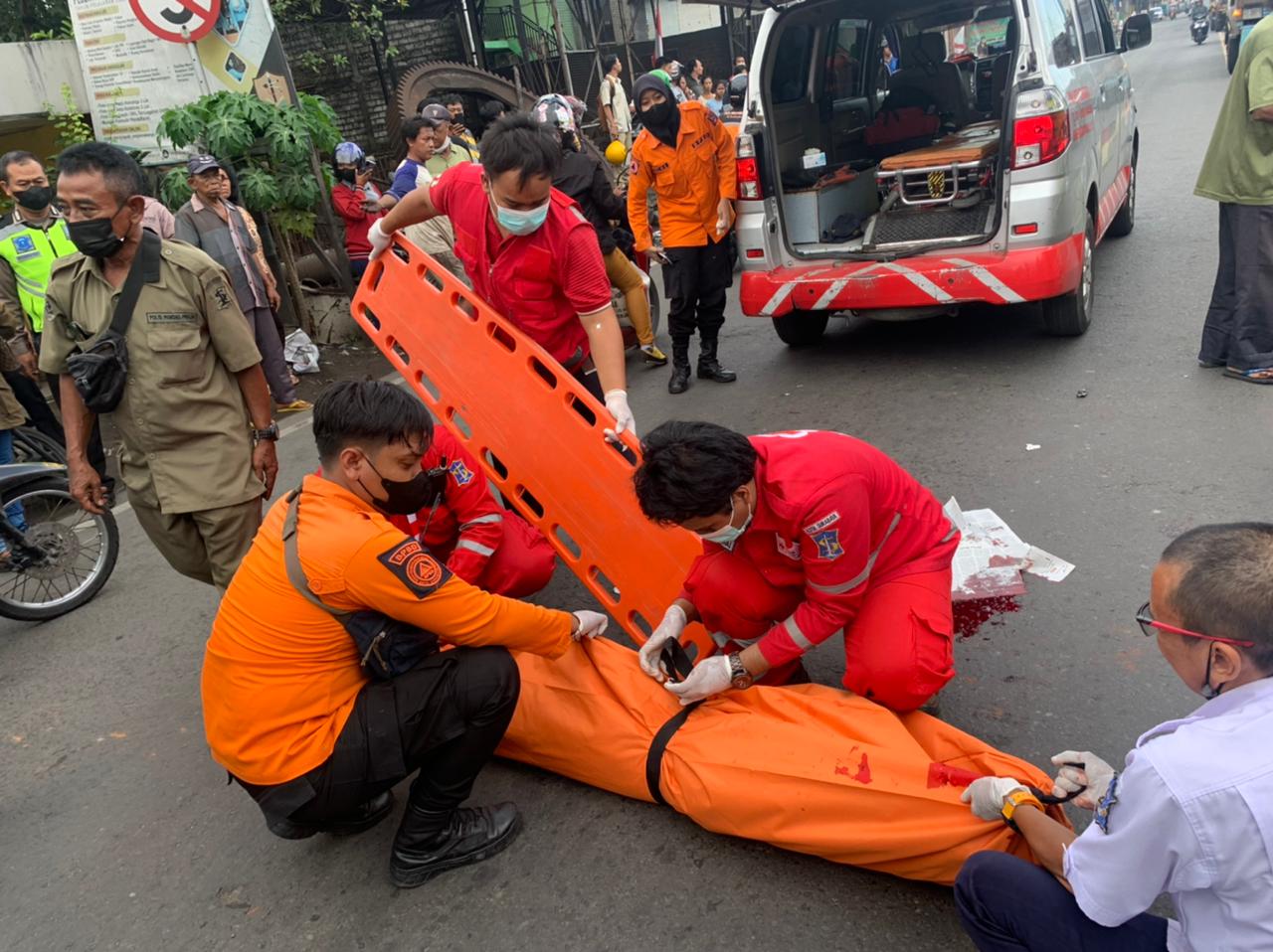 Evakuasi Korban penyebrang jalan oleh petugas PMI dibantu BPBD Kota Surabaya.