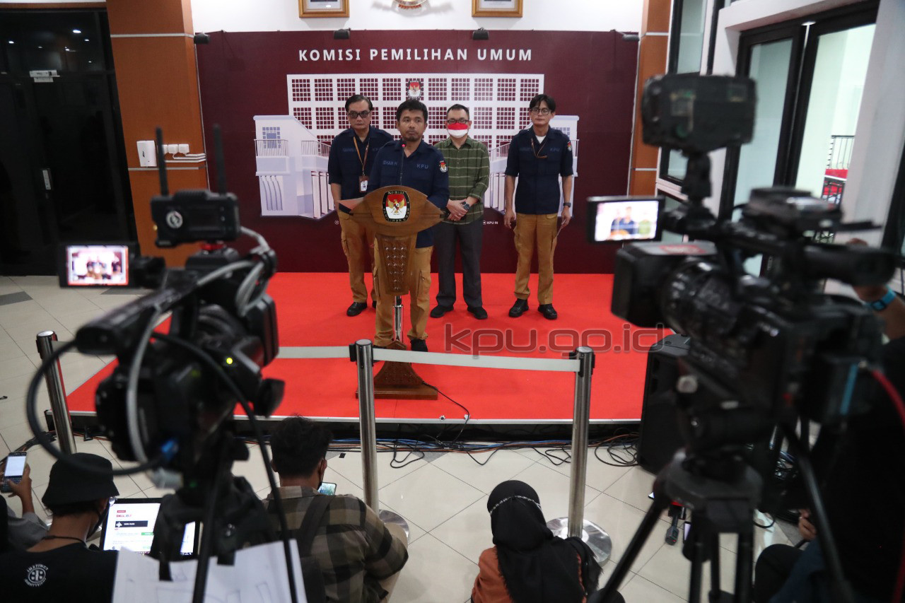 Anggota KPU RI, Idham Holik, bersama anggota KPU lainnya saaf menggelar konferensi pers terkait parpol yang mendaftar untuk jadi peserta Pemilu 2024.