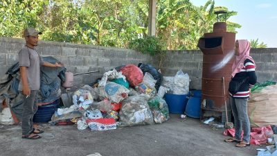 Heni (kanan) bersama suaminya, Fery (kiri) menjadi pelopor pengelolaan sampah hingga membuat alat pirosis pengurai limbah plastik di Dusun Betas, Desa Kepulungan, Kecamatan Gempol, Kabupaten Pasuruan.