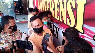 Oknum Kades di Kecamatan Tambakboyo Tuban saat menjadi tersangka kasus narkoba jenis sabu pada Rabu (30/03/2022).