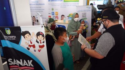 Bupati Kediri, Hanindhito Himawan Pramana, saat berada di stand pameran pembangunan.