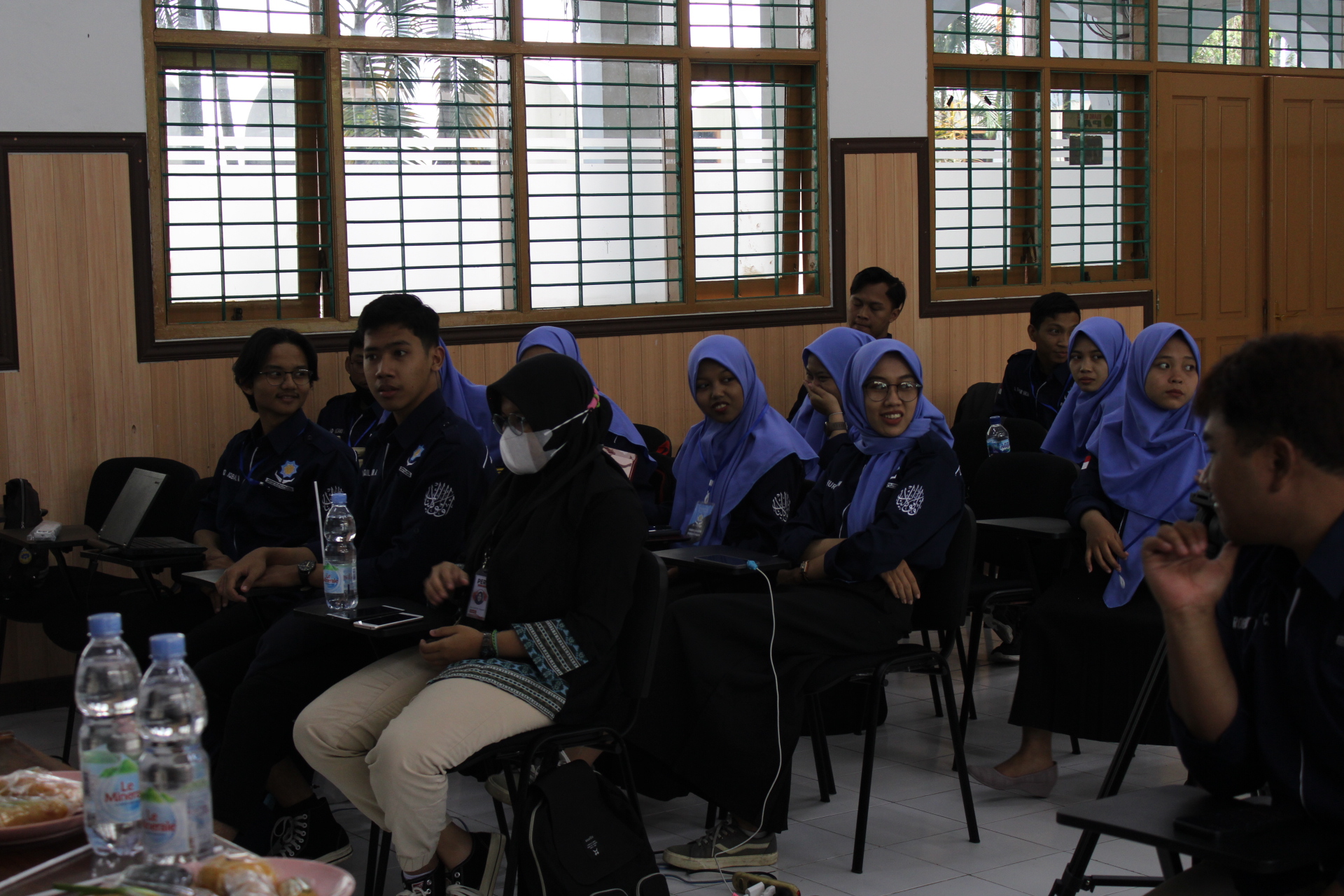 Workshop jurnalistik. (Foto: Sheptian Awwaluddin Ichsan for Tugu Jatim)