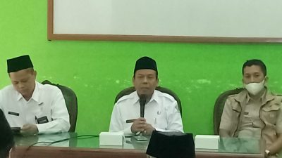 Kepala Kemenag Tuban, Ahmad Munir, bersama BPN dan penyelenggara zawa Kemenag Tuban saat memberikan materi.