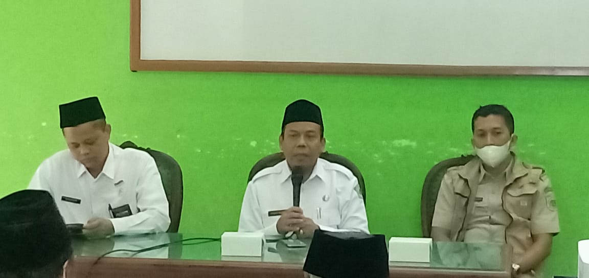 Kepala Kemenag Tuban, Ahmad Munir, bersama BPN dan penyelenggara zawa Kemenag Tuban saat memberikan materi.