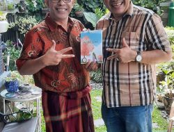 Dr Aqua Dwipayana Bagikan Buku “Pada Suatu Musim Semi” Karya Prof Deddy Mulyana di Acara OJK Regional Jabar
