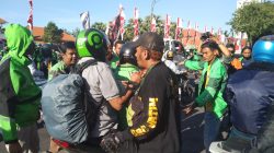 Para massa Ojol Frontal ketika mensweeping Driver Ojol lain yang masih mengambil Penumpang saat aksi demo di Surabaya pada Rabu (24/8/2022).