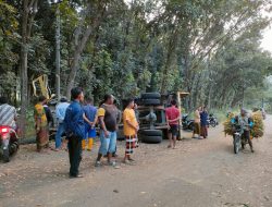 Rem Blong hingga Tabrak Pohon, Sopir Truk asal Sidoarjo Tewas Terlempar Masuk ke Parit di Pasuruan