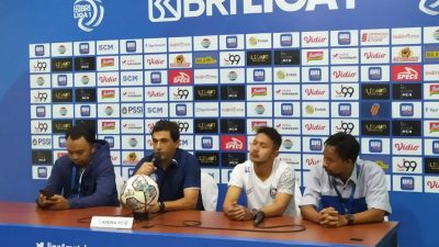 Pelatih Arema FC Eduardo Almeida mengomentari tuntutan suporter untuk mundur dalam konferensi pers usai laga kontra PSS Sleman, Jumat (5/8/2022).