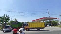 Sejumlah antrean kendaraan panjang hingga ke badan jalan untuk menunggu pengisian solar bersubsidi di SPBU Jenu, Tuban, Kamis pagi (11/08/2022).