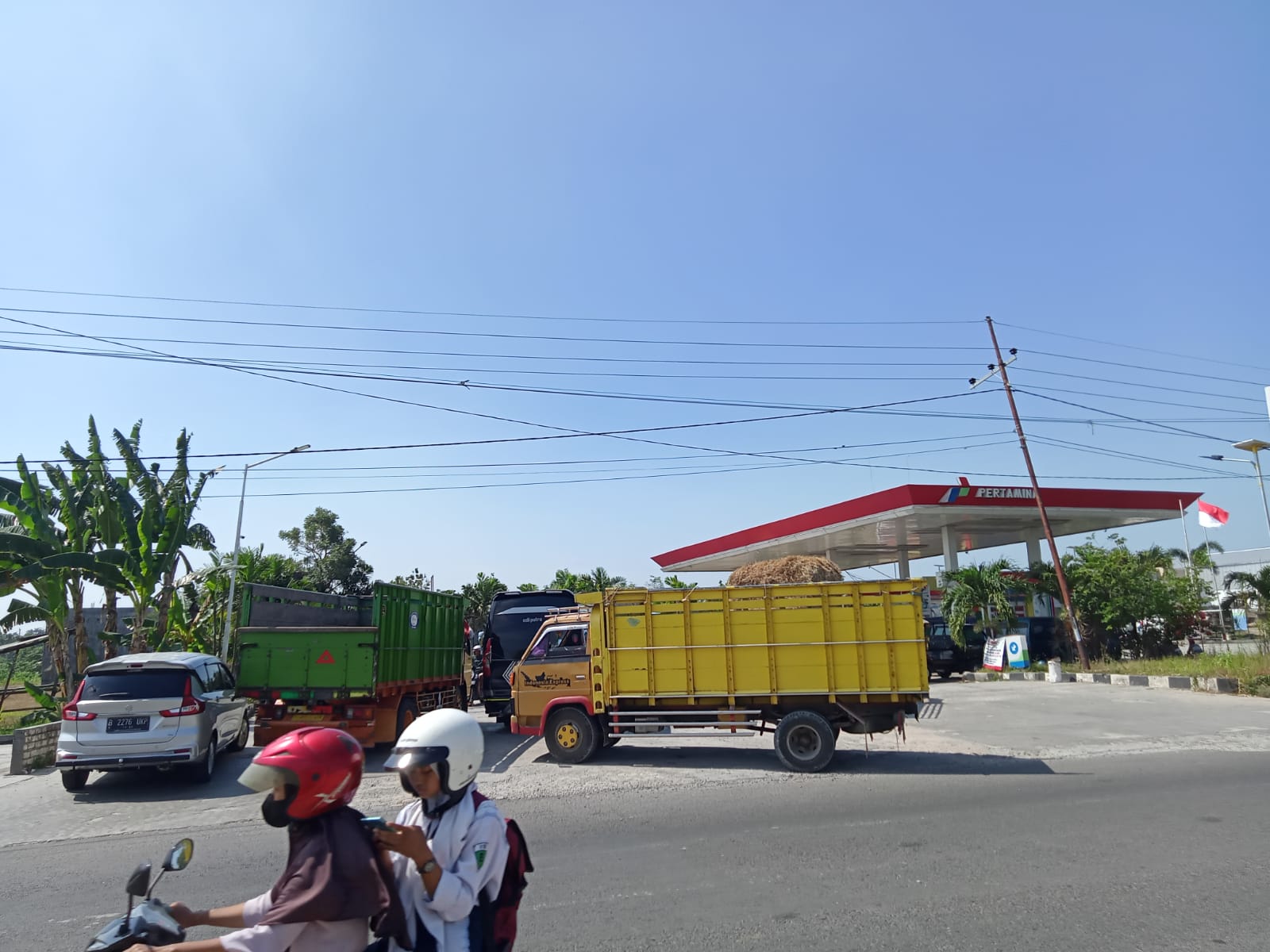 Sejumlah antrean kendaraan panjang hingga ke badan jalan untuk menunggu pengisian solar bersubsidi di SPBU Jenu, Tuban, Kamis pagi (11/08/2022).