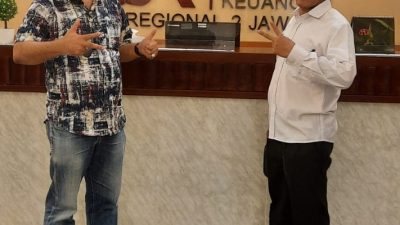 Dr Aqua Dwipayana bersama Kepala OJK Regional 2 Jabar, Indarto Budiwitono.