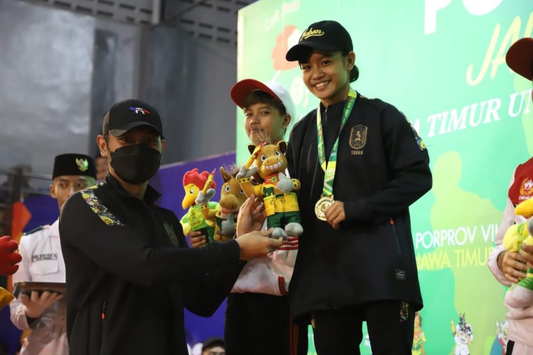 Caption foto Bupati Tuban, Aditya Halindra Faridzky, saat mengalungkan medali emas kepada atlet gulat Pipit Nur Azizah di kelas 43 Kg.