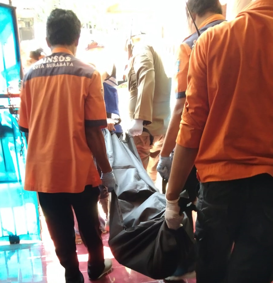 Tim Inafis dibantu BPBD Kota Surabaya ketika mengevakuasi Jenazah DS.