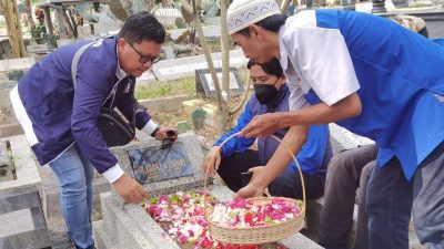 Ziarah makam. (Foto: Dok Arema FC/Tugu Jatim)